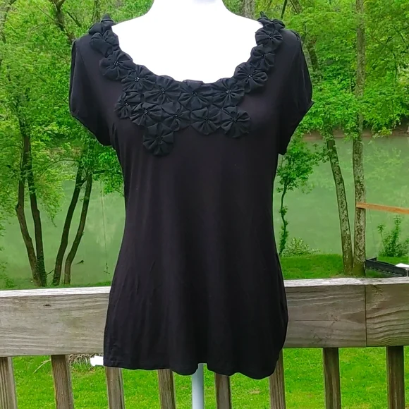 Grace Black Shrit with Flower Detail Size M - Picture 1 of 4
